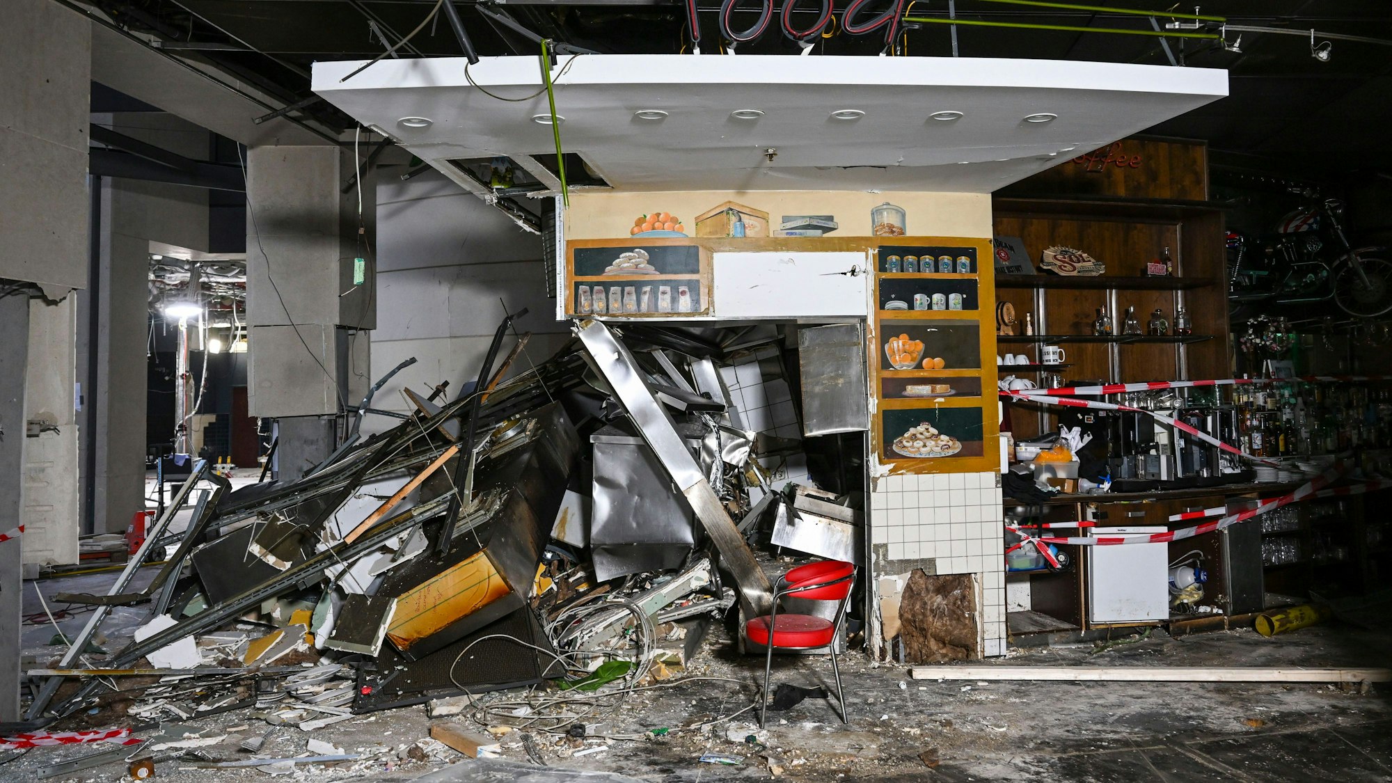 Starke Zerstörungen im Restaurant-Bereich sind fünf Wochen nach dem Platzen des Großaquariums Aquadom in der Hotellobby in einem Gebäudeteil des CityQuartier DomAquaree zu sehen.