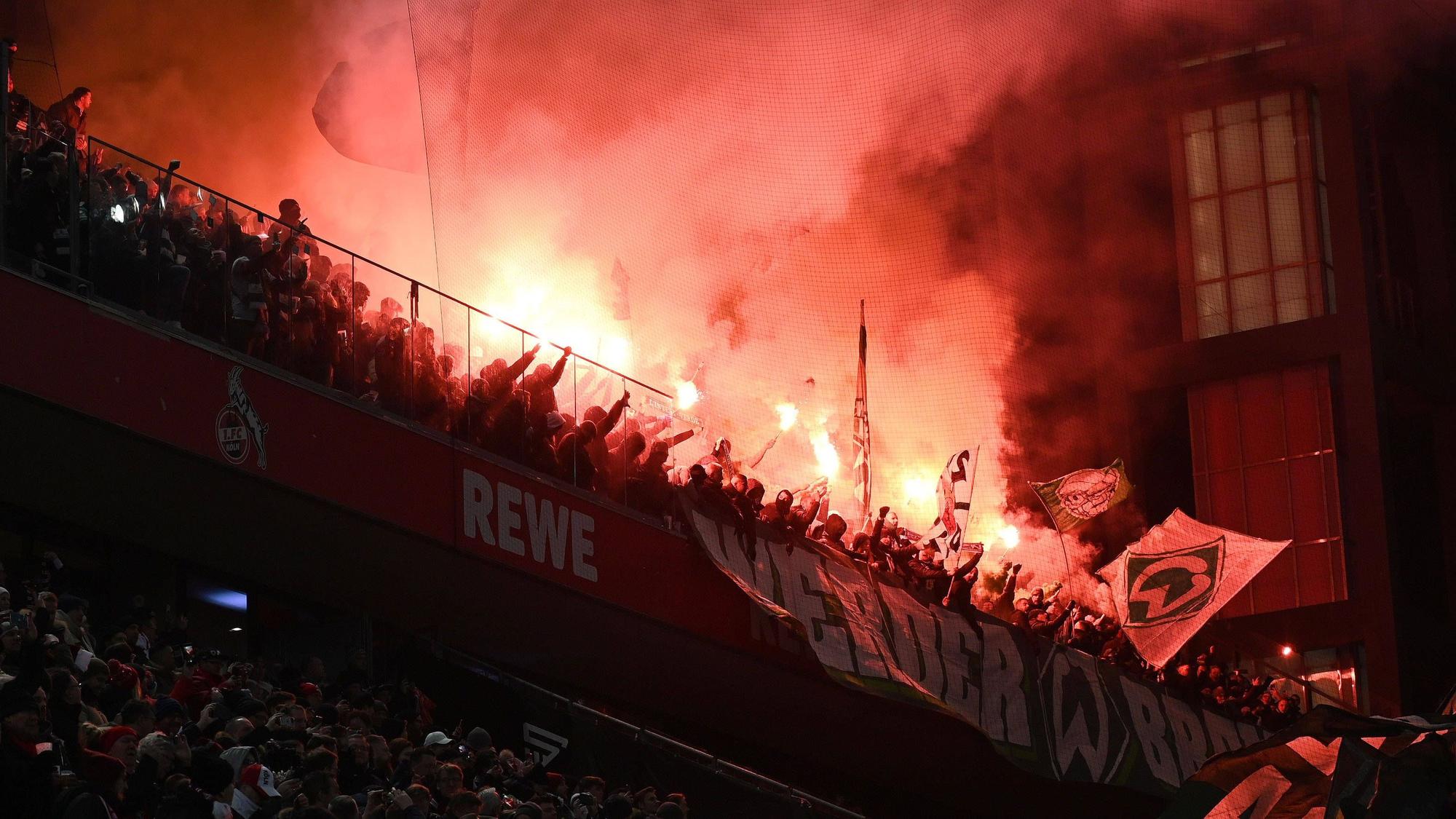 Bremer Gästefans zündeten Pyro und Feuerwerk auf den Rängen in Köln.