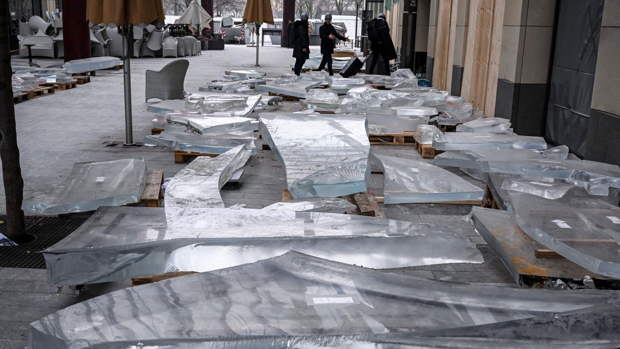 Reste der Acrylverkleidung des zerstörten Zylinders des Aquadoms sind fünf Wochen nach dem Platzen des Großaquariums in der Hotellobby in einem Gebäudeteil des CityQuartier DomAquaree zu sehen.