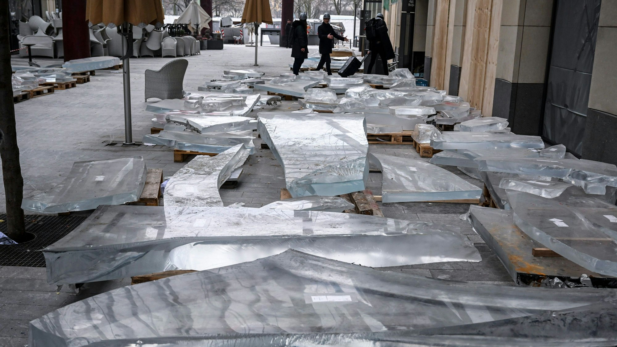 Reste der Acrylverkleidung des zerstörten Zylinders des Aquadoms sind fünf Wochen nach dem Platzen des Großaquariums in der Hotellobby in einem Gebäudeteil des CityQuartier DomAquaree zu sehen.
