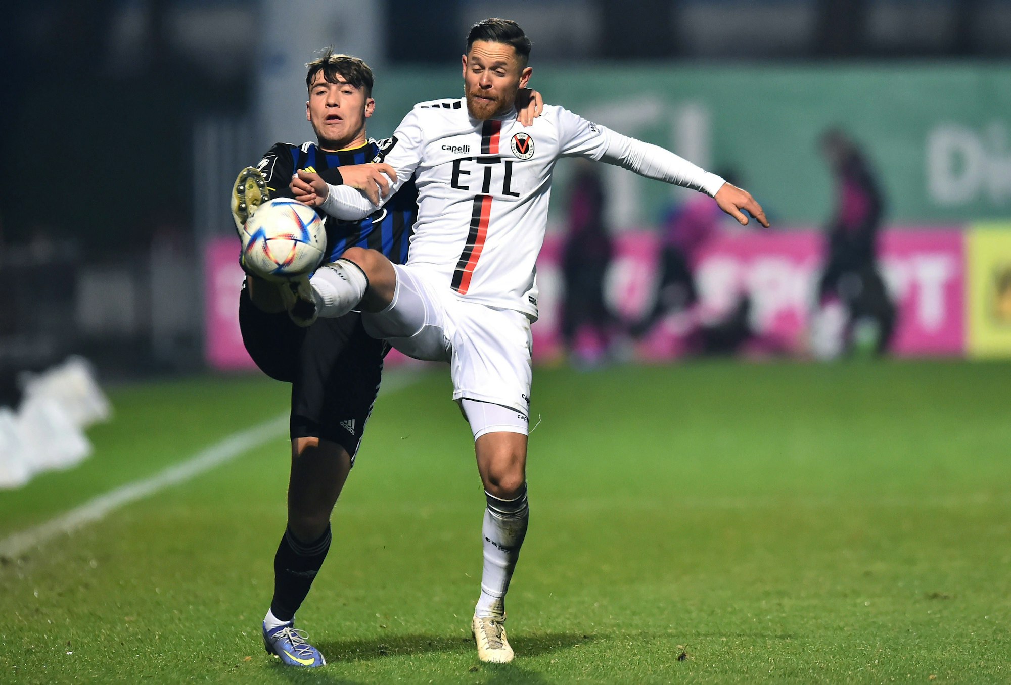 Fußball Herren 3. Liga 19. Spieltag Saison 2022/2023: FC Viktoria Köln - 1. FC Saarbrücken am 20.01.2023 im Sportpark Höhenberg in Köln Luca Kerber  1. FC Saarbrücken , links - Mike Wunderlich  FC Viktoria Köln , rechts DFB Regulations prohibit any use of photographs as image sequences and/or quasi video. Nordrhein-Westfalen Deutschland *** Soccer Men 3 Liga 19 Matchday Season 2022 2023 FC Viktoria Köln 1 FC Saarbrücken on 20 01 2023 at Sportpark Höhenberg in Cologne Luca Kerber 1 FC Saarbrücken , left Mike Wunderlich FC Viktoria Köln , right DFB Regulations prohibit any use of photographs as image sequences and or quasi video Nordrhein Westfalen Germany