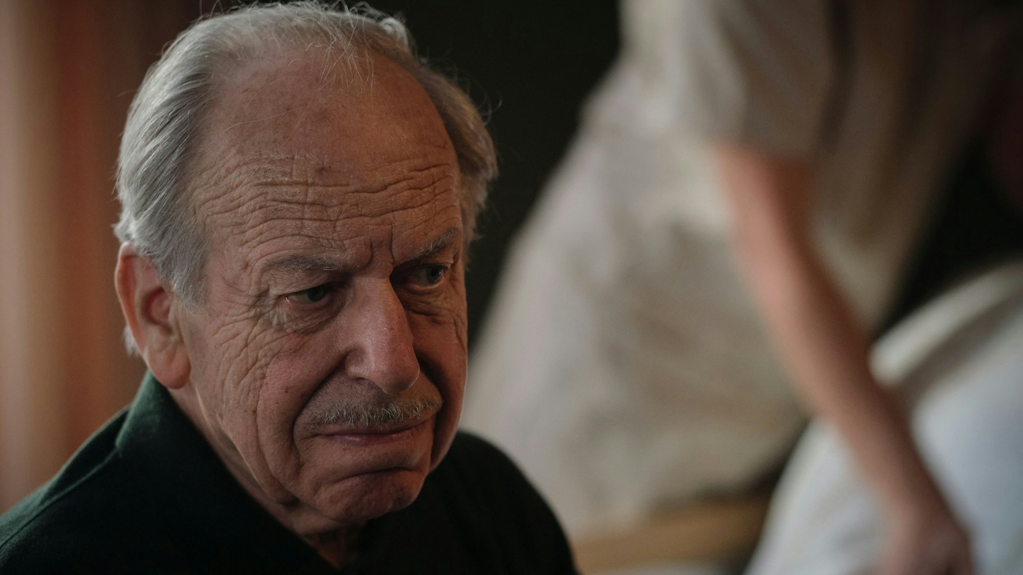 Rüdiger Vogler schaut als Altenheimbewohner Kahane leidend in die Gegend.