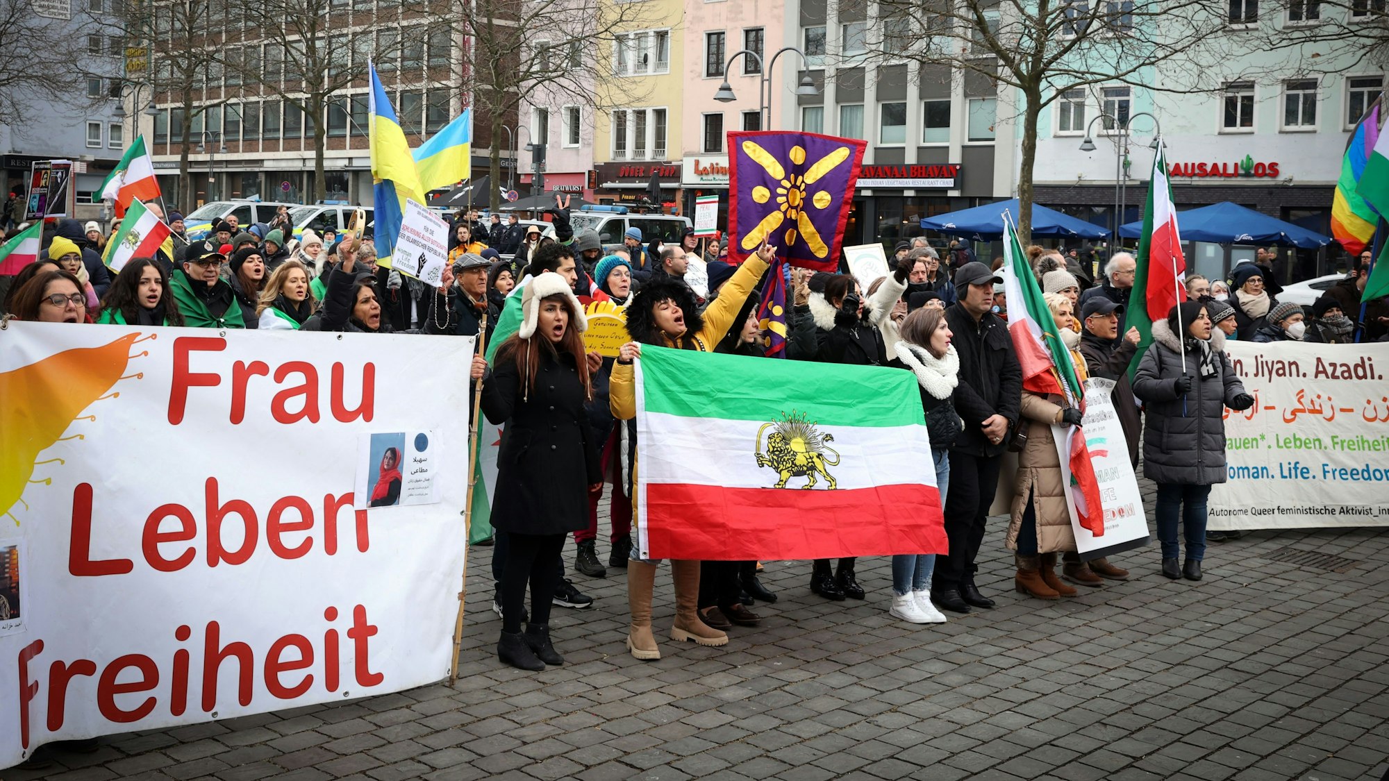 Teilnehmende der iranisch-syrisch-ukrainischen Großdemo am Kölner Heumarkt