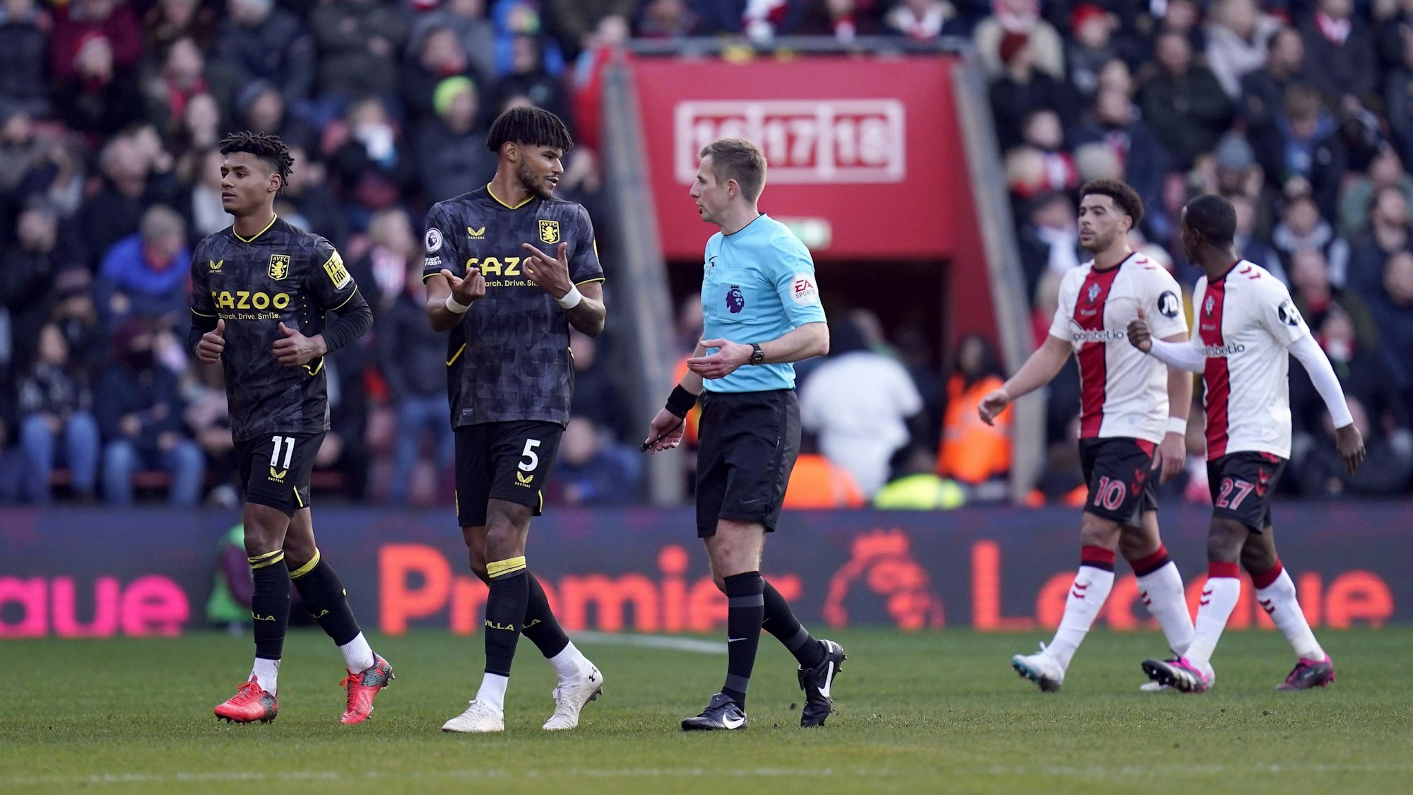 Schiedsrichter Michael Salisbury spricht mit Aston Villas Tyrone Mings.