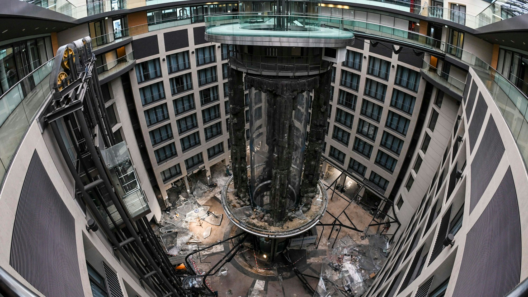 Der zerstörte Zylinder des Aquadoms und Reste der Acrylverkleidung sind fünf Wochen nach dem Platzen des Großaquariums in der Hotellobby in einem Gebäudeteil des CityQuartier DomAquaree zu sehen.