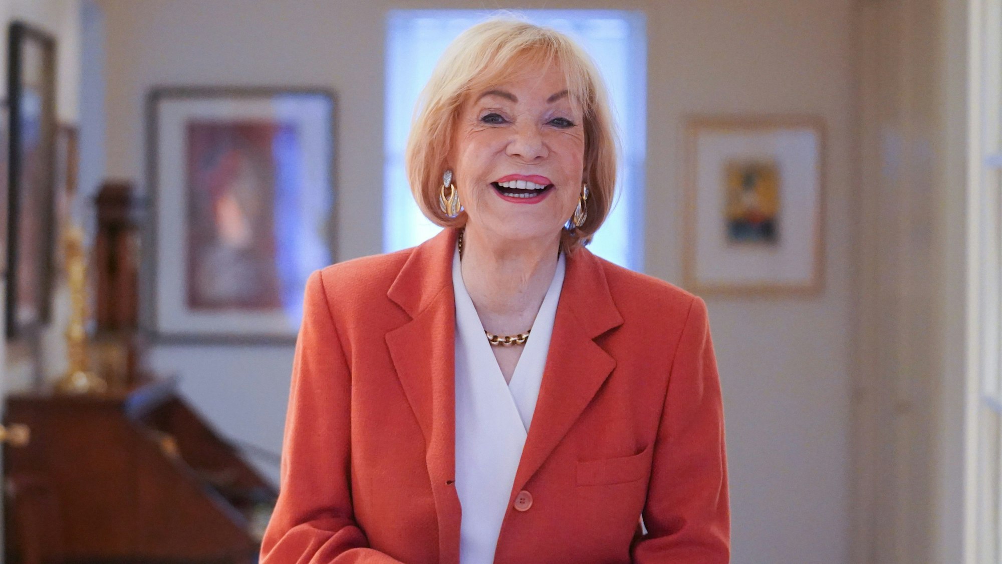 Dagmar Berghoff lächelt in die Kamera.