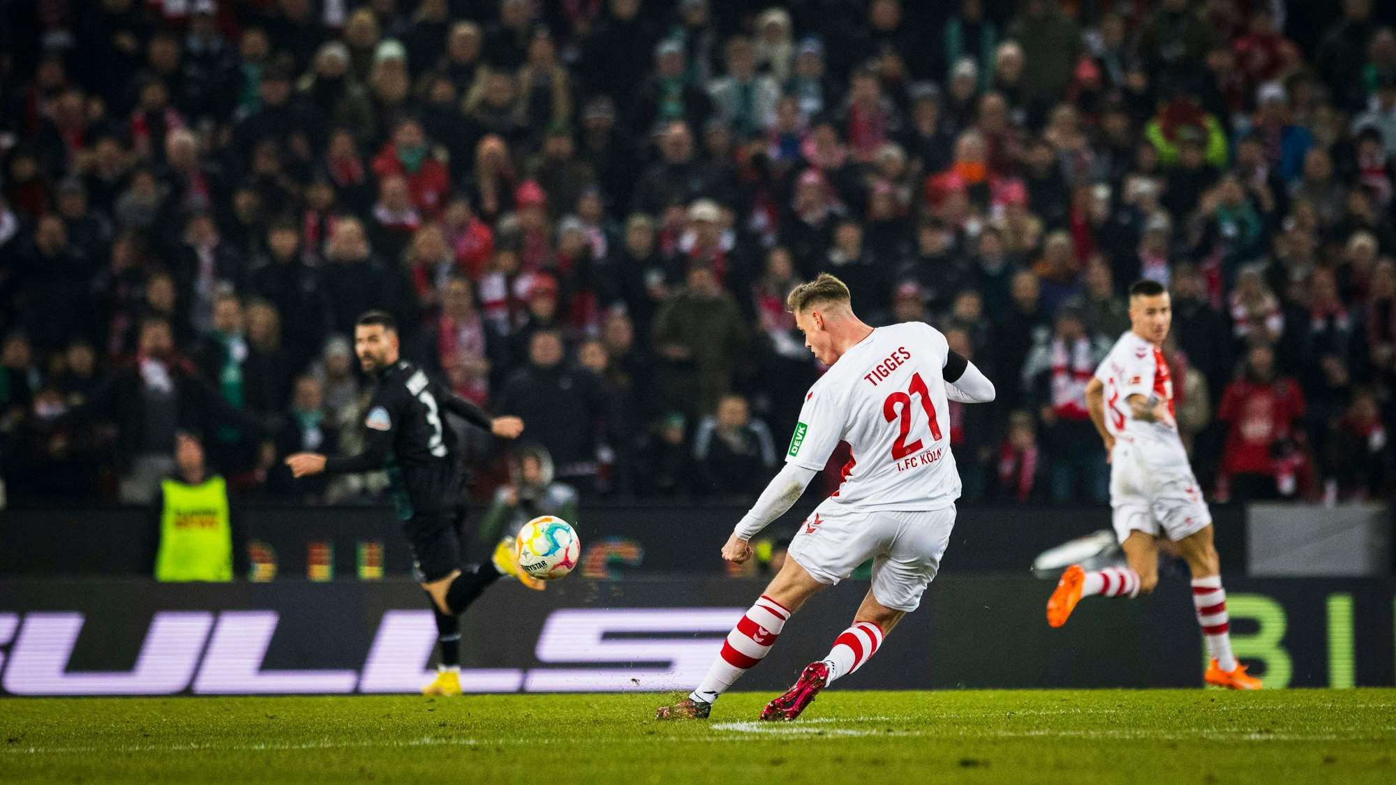 Steffen Tigges nimmt Maß und trifft aus über 47 Metern ins Bremer Tor.