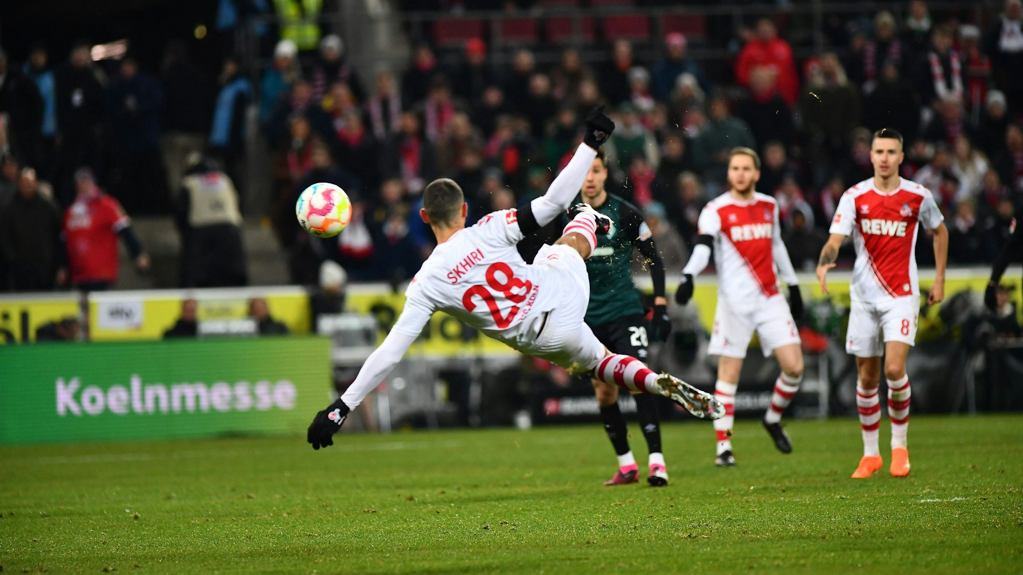 Ellyes Skhiri beim Seitfallzieher