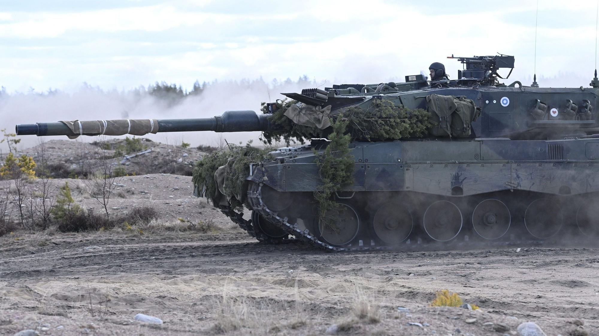 Ein Kampfpanzer von Typ Leopard der Panzerbrigade fährt auf einem Gelände.