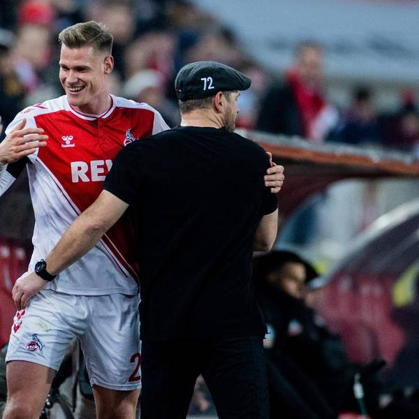 Steffen Tigges und Trainer Steffen Baumgart umarmen sich.