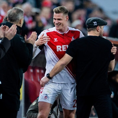 Steffen Tigges und Trainer Steffen Baumgart umarmen sich.