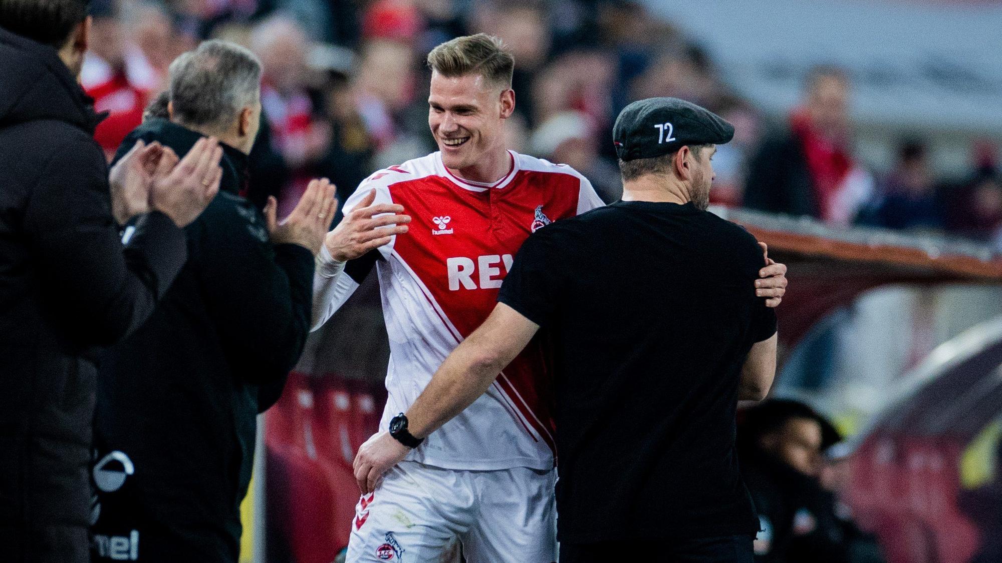 Steffen Tigges und Trainer Steffen Baumgart umarmen sich.