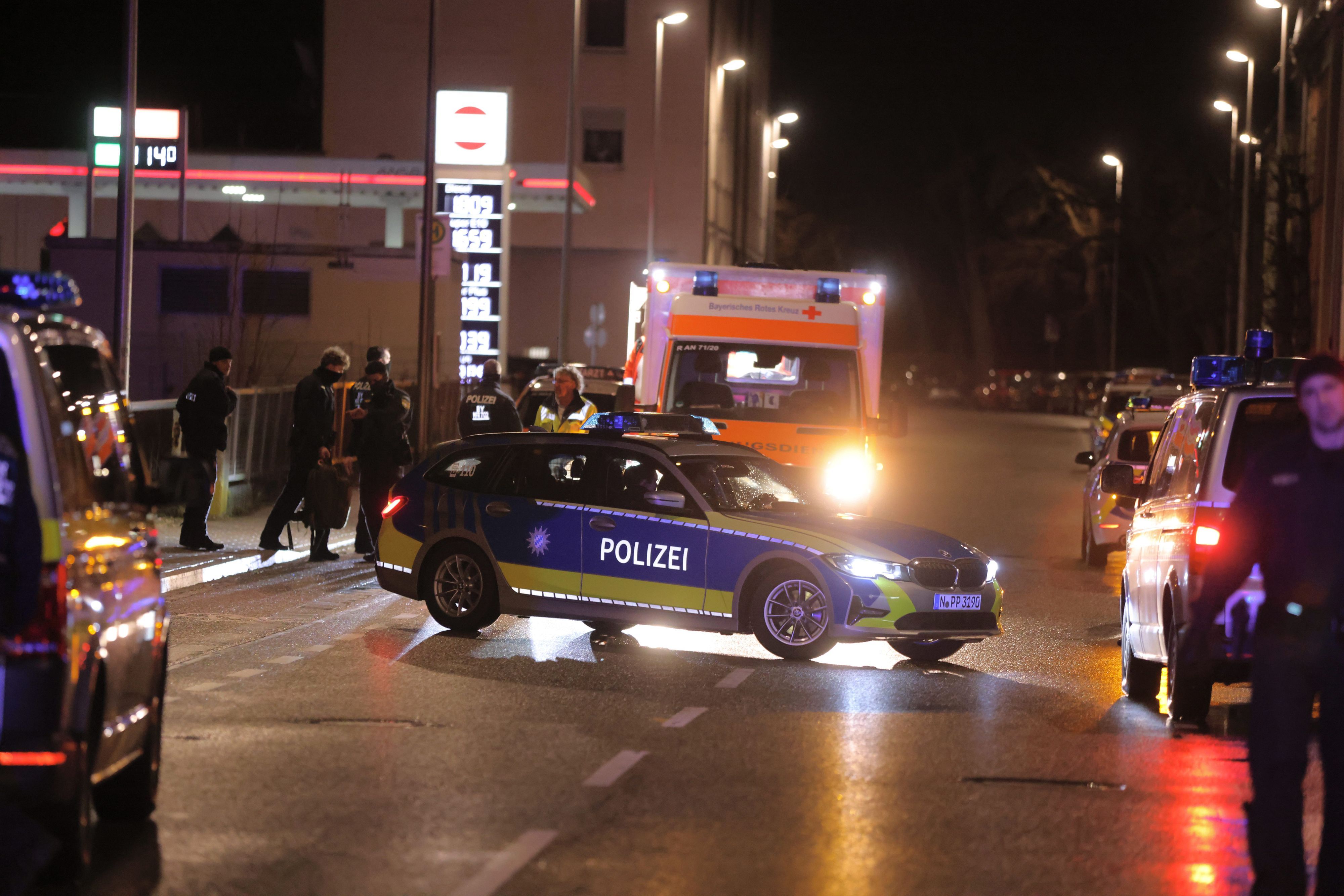 Ein Streifenwagen der Polizei steht auf der Straße. (Symbolbild)