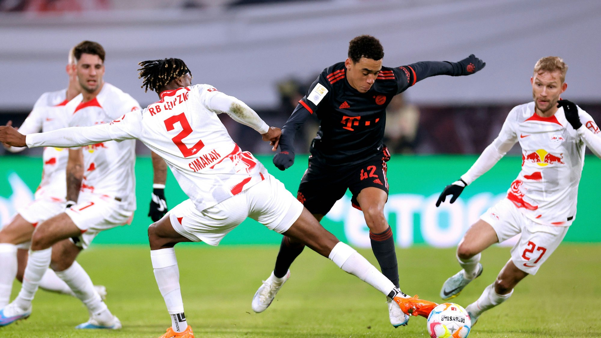 Bayerns Musiala im Dribbing gegen RB Leipzig.