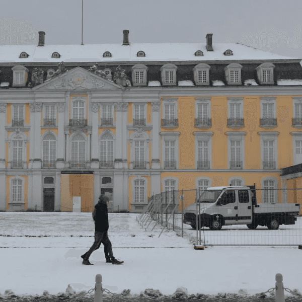 Malerisch und selten: Der Schlosspark in Brühl ist mit Schnee bedeckt. Besucher müssen aber draußen bleiben, weil es auf den Wegen glatt sein könnte.‘