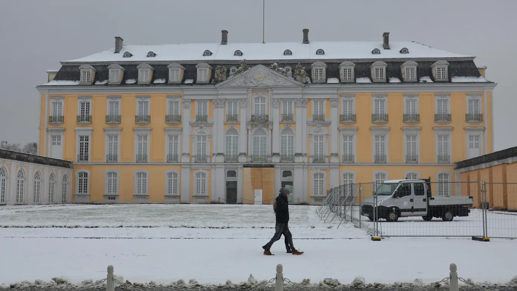 Malerisch und selten: Der Schlosspark in Brühl ist mit Schnee bedeckt. Besucher müssen aber draußen bleiben, weil es auf den Wegen glatt sein könnte.‘