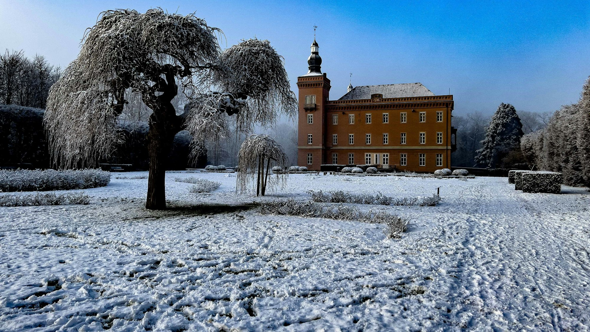 Ein Traum in Weiß: Schloss Gracht in Erftstadt, gesehen von Leser Gerd Janes. So schön kann der Winter sein.