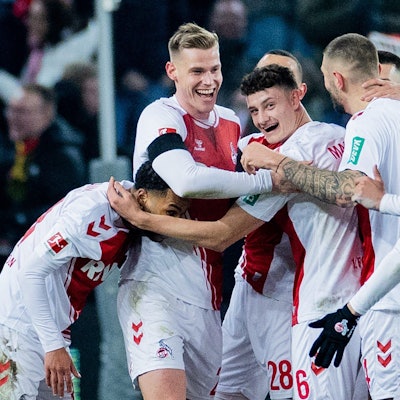 Steffen Tigges (2.v.l.), Stürmer des 1. FC Köln, bejubelt mit seinen Teamkollegen seinen Treffer zum 3:0 gegen Werder Bremen.