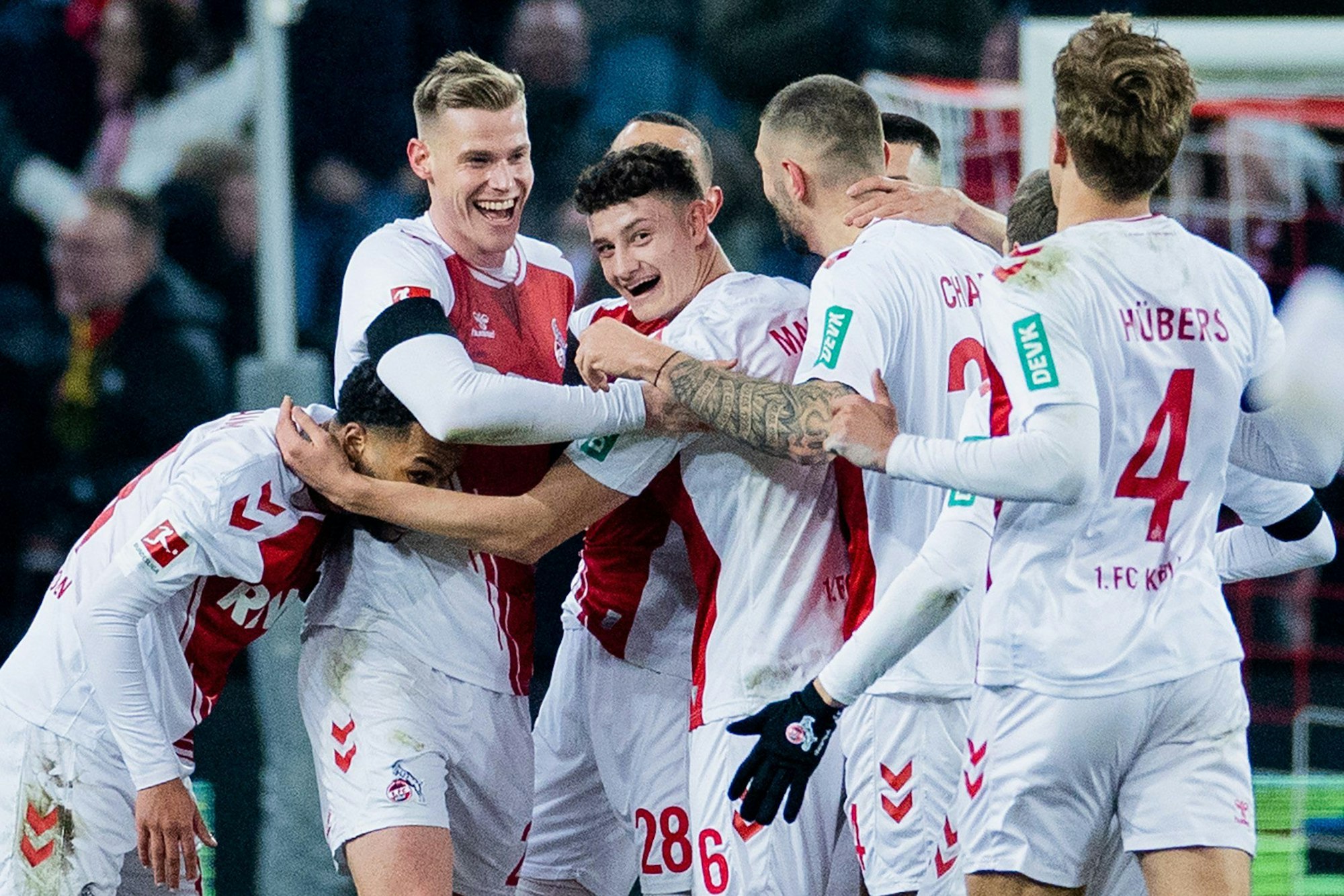 Steffen Tigges (2.v.l.), Stürmer des 1. FC Köln, bejubelt mit seinen Teamkollegen seinen Treffer zum 3:0 gegen Werder Bremen.