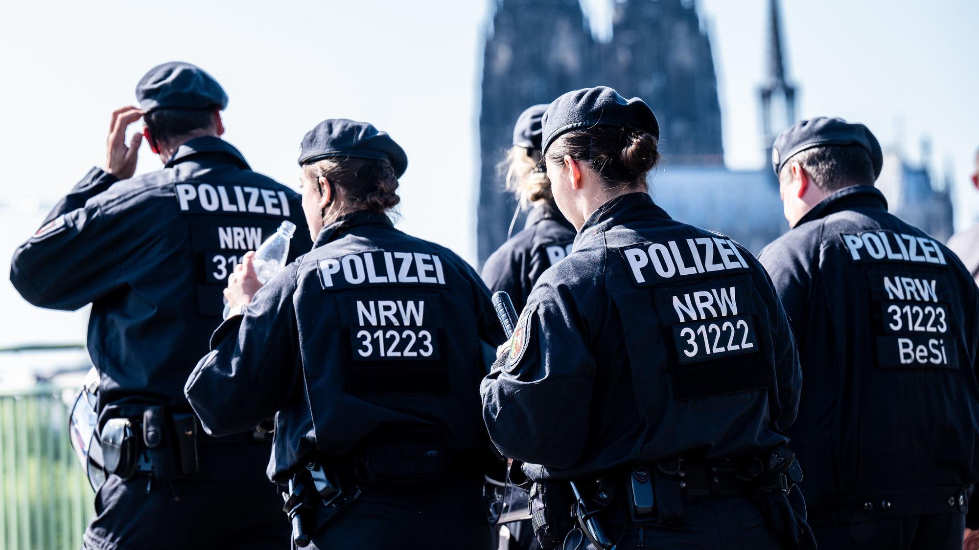 08.05.2022, Köln: Polizisten und Polizistinnen sind auf der Deutzer Brücke im Einsatz. Friedensdemo gegen den Angriffskrieg Russlands gegen die Ukraine Foto: Uwe Weiser