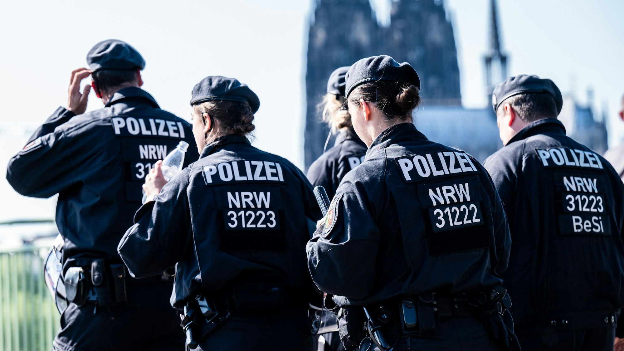 08.05.2022, Köln: Polizisten und Polizistinnen sind auf der Deutzer Brücke im Einsatz. Friedensdemo gegen den Angriffskrieg Russlands gegen die Ukraine Foto: Uwe Weiser