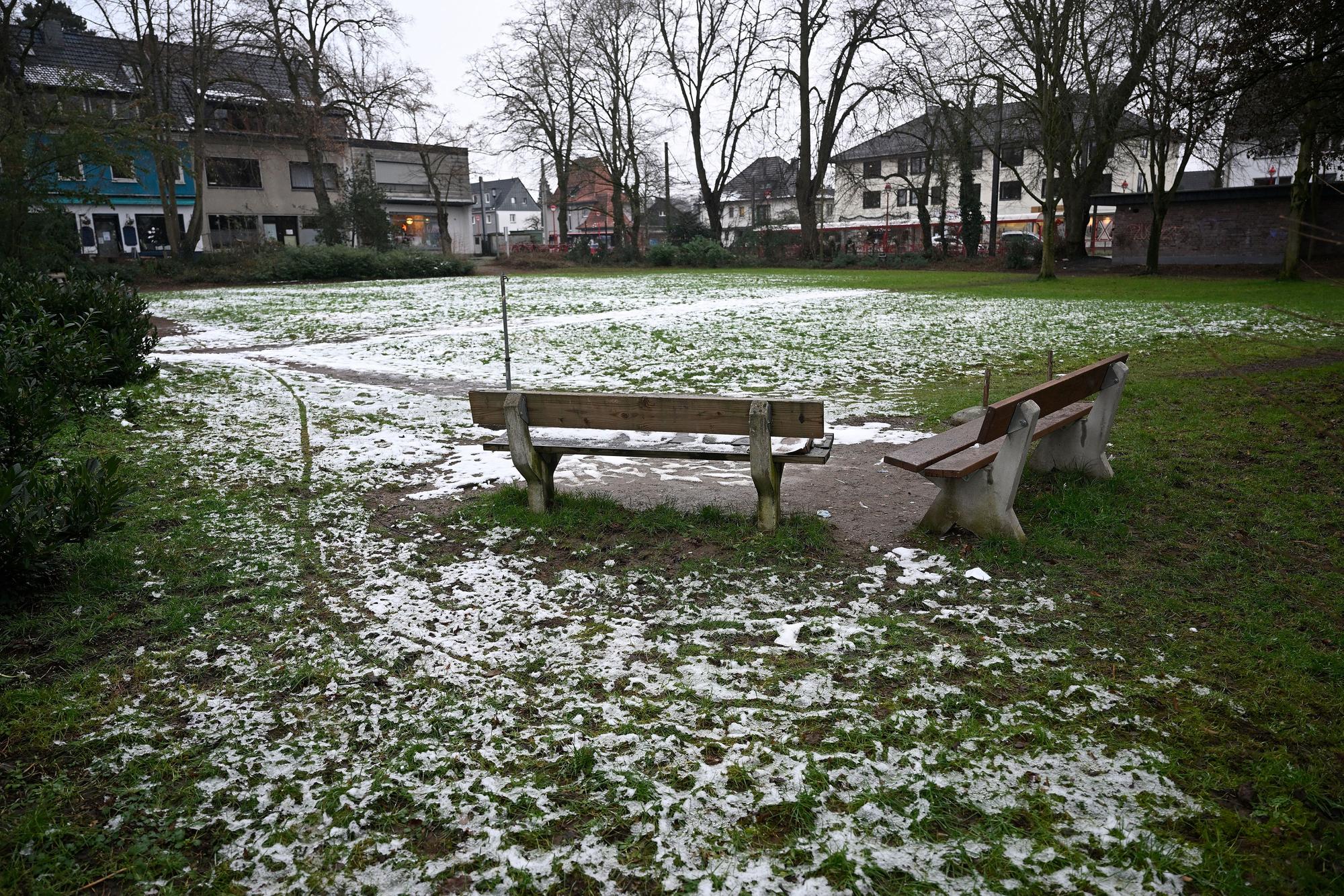 Zwei Sitzbänke stehen aktuell im Park.