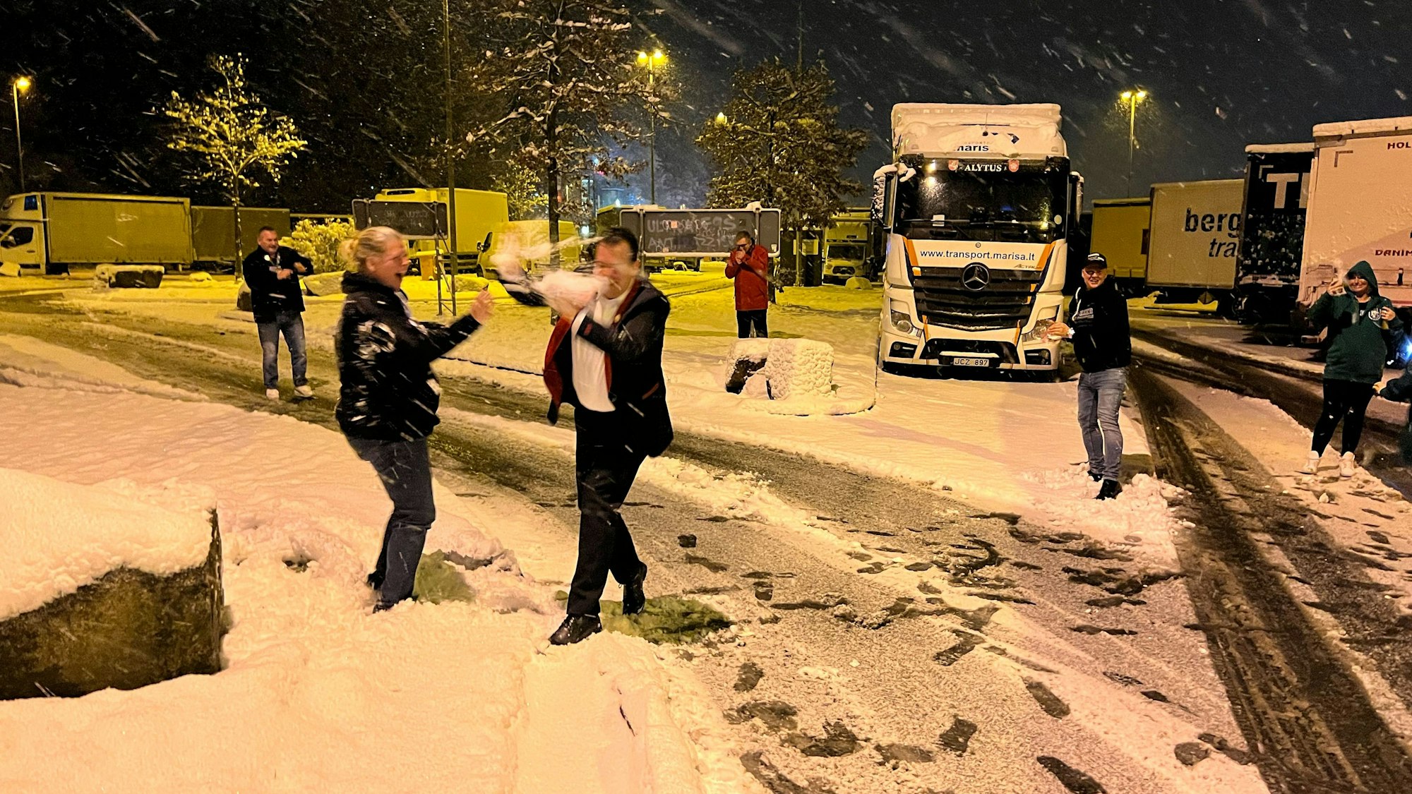 Die Mitglieder der KG machen auf dem Rastplatz eine Schneeballschlacht.