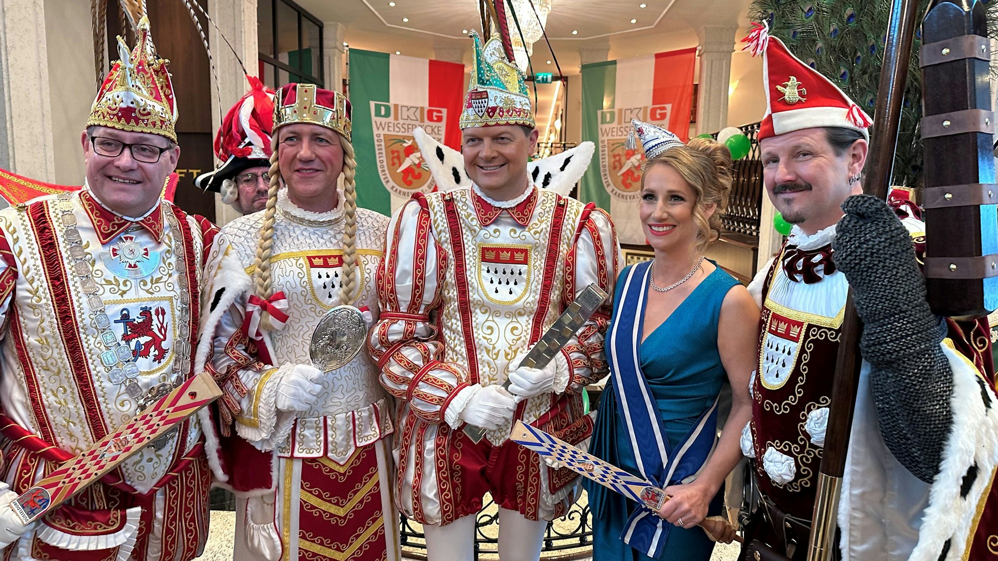 Düsseldorfer Prinzenpaar trifft Kölner Dreigestirn: Prinz Dirk II, Jungfrau Agrippina (André Fahnenbruck), Prinz Boris I. (Boris Müller), Venetia Uåsa Katharina Maisch und Bauer Marco Schneefeld (v.l.) trafen sich auf der MS Emily Brontë.