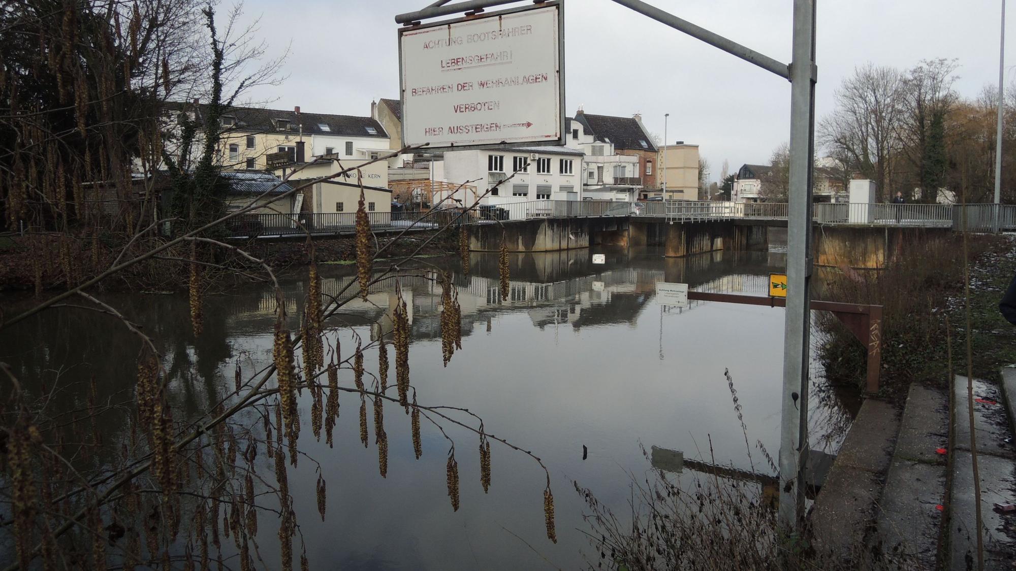 Das Foto zeigt die still dahinfließende Erft.