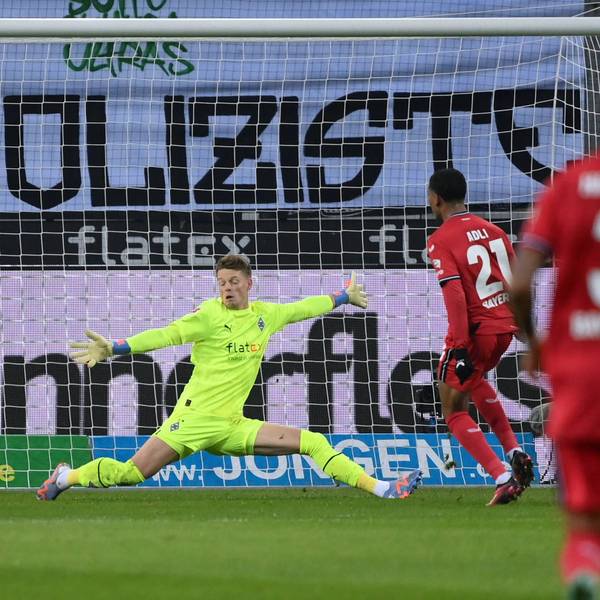 Amine Adli erzielt gegen Gladbach-Keeper Jonas Omlin das Tor zum zwischenzeitlichen 2:0 für die Werkself.