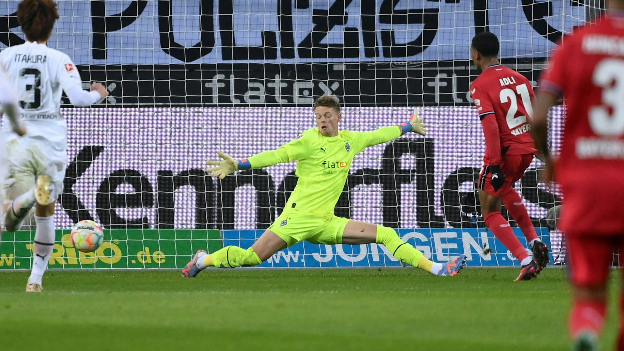 Amine Adli erzielt gegen Gladbach-Keeper Jonas Omlin das Tor zum zwischenzeitlichen 2:0 für die Werkself.