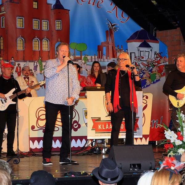 Die Kläävbotze sorgten schnell für eine gelungene Stimmung im Köster-Saal. Die Band steht auf der Bühne des festlich geschmückten Saales.