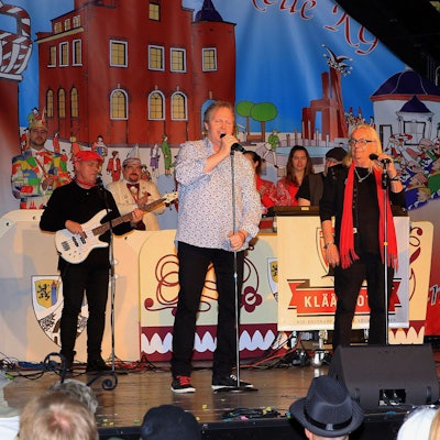 Die Kläävbotze sorgten schnell für eine gelungene Stimmung im Köster-Saal. Die Band steht auf der Bühne des festlich geschmückten Saales.