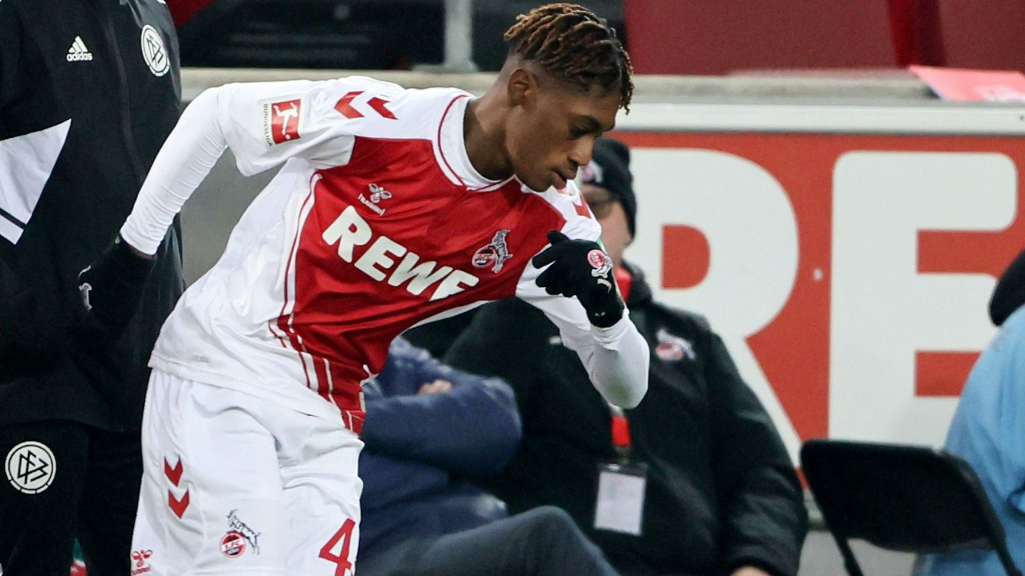 Justin Diehl kommt für Linton Maina in die Partie gegen Bremen.