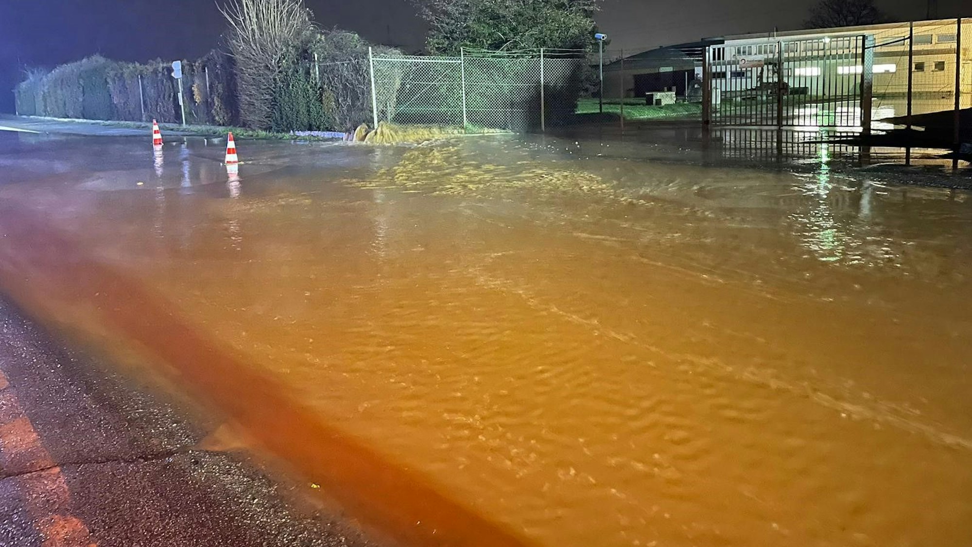 Ein Feuerwehrmann hat das Foto gemacht: Durch einen Wasserrohrbruch wurde die Bonnstraße in Frechen überflutet. Deswegen kommt es in diesem Bereich zu Verkehrsbehinderungen.