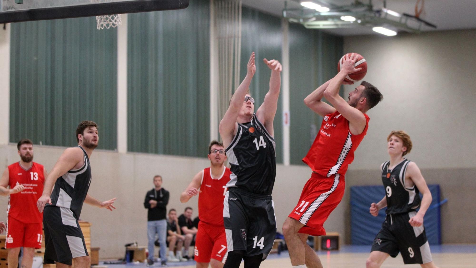 Ein Basketballer des TuS Zülpich setzt zum Sprungwurf an.