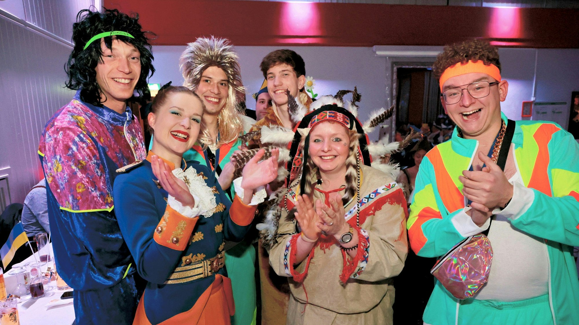 Leverkusen Bergisch Neukirchen Stadthalle Große Gardesitzung. Laura von der Stadtgarde in Opladen feiert stolz mit ihrer Clique, Ramon geht als Indianerin.