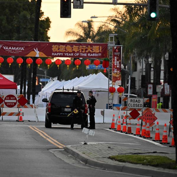 Polizisten sichern den Tatort in Monterey Park. Zehn Menschen wurden durch Schüsse bei einer chinesischen Neujahrsparty getötet.