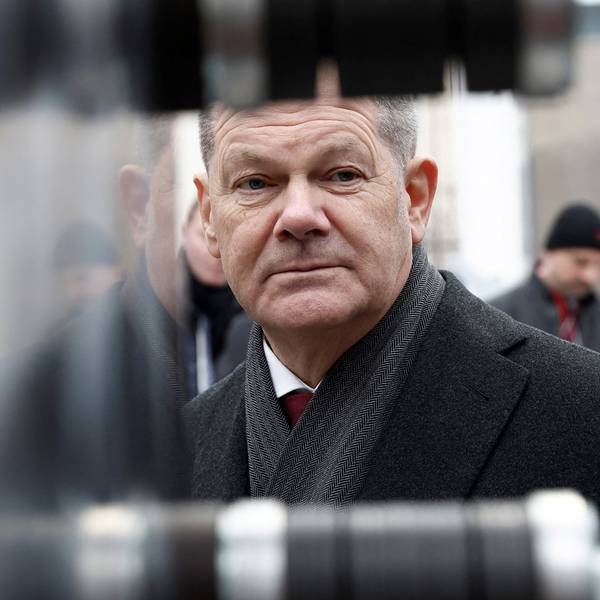 Bundeskanzler Olaf Scholz (SPD) besucht eine Präsentation deutsch-französischer Industrieprojekte im Rahmen des Deutsch-Französischer Ministerrats im Elysee-Palast.