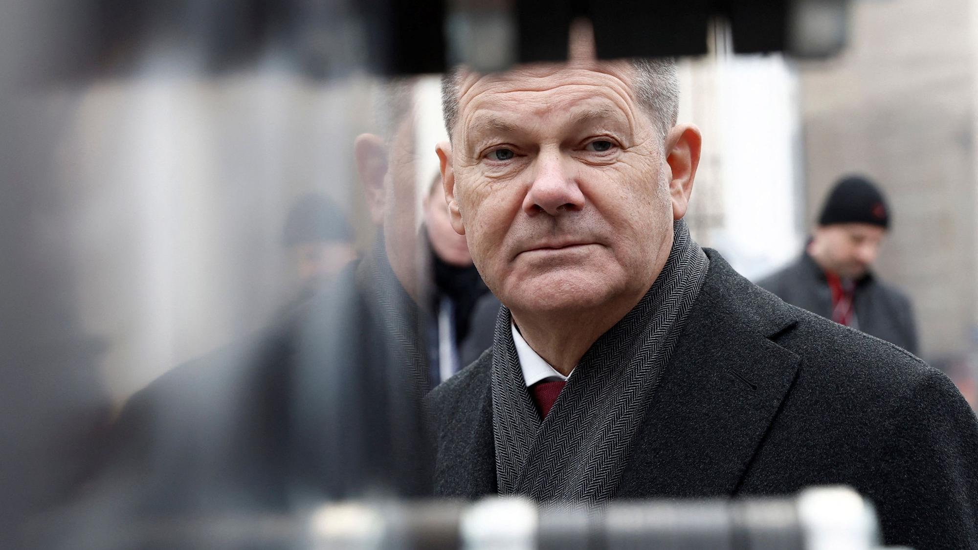 Bundeskanzler Olaf Scholz (SPD) besucht eine Präsentation deutsch-französischer Industrieprojekte im Rahmen des Deutsch-Französischer Ministerrats im Elysee-Palast.