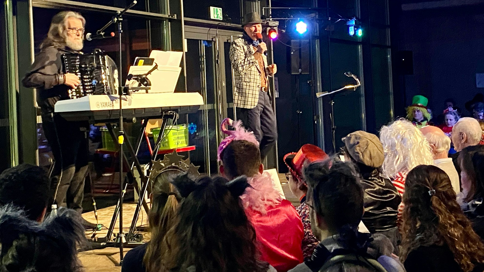 Der scheidende Lehrer Bernd Müller erwies sich als geborener Entertainer, Unterstützung erhielt er von seinem Musikfreund Gregor Kess am Akkordeon.