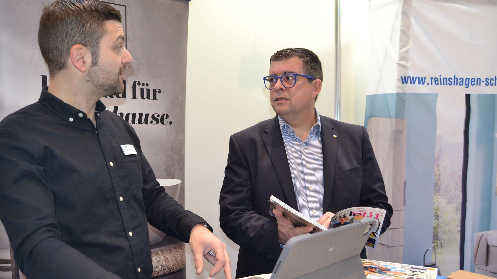22.01.2023 Baumesse in Gummersbach. Bürgermeister FRank Helmenstein im Gespräch mit Ausstellungsleiter Can Kostakoglu von der Gummersbacher Niederlassung des Sanitätgroßhandels "Reinshagen & Schröder GmbH & Co.KG". Ein Thema, dass der Bürgermeister auch privat demnächst mal angehen will.