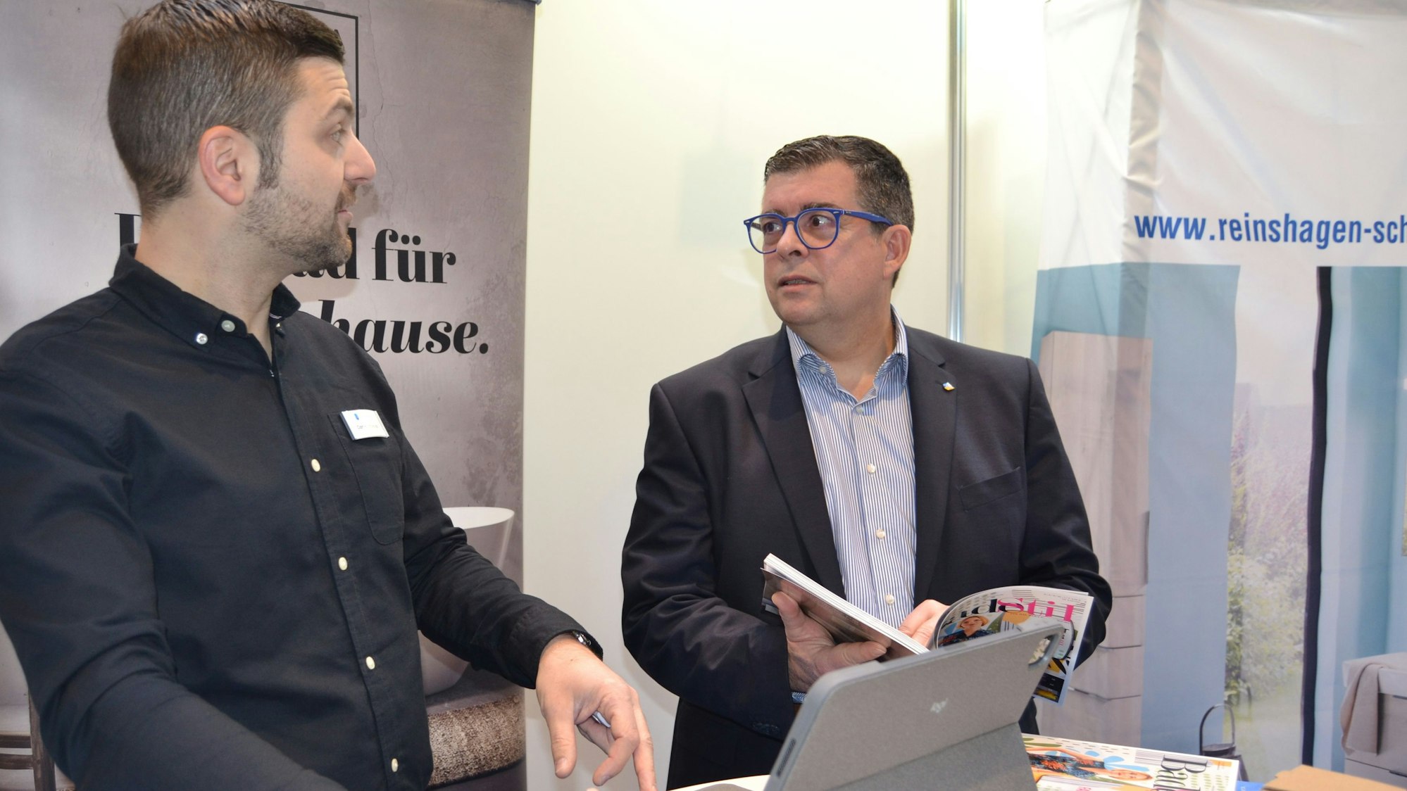 22.01.2023 Baumesse in Gummersbach. Bürgermeister FRank Helmenstein im Gespräch mit Ausstellungsleiter Can Kostakoglu von der Gummersbacher Niederlassung des Sanitätgroßhandels "Reinshagen & Schröder GmbH & Co.KG". Ein Thema, dass der Bürgermeister auch privat demnächst mal angehen will.