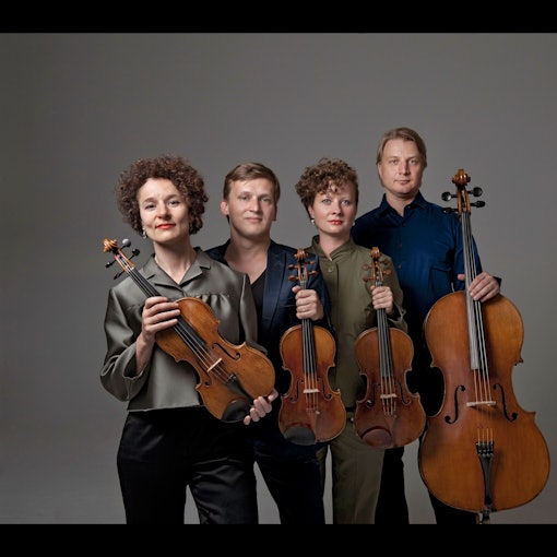Zwei Frauen und zwei Männer mit ihren Streichinstrumenten.