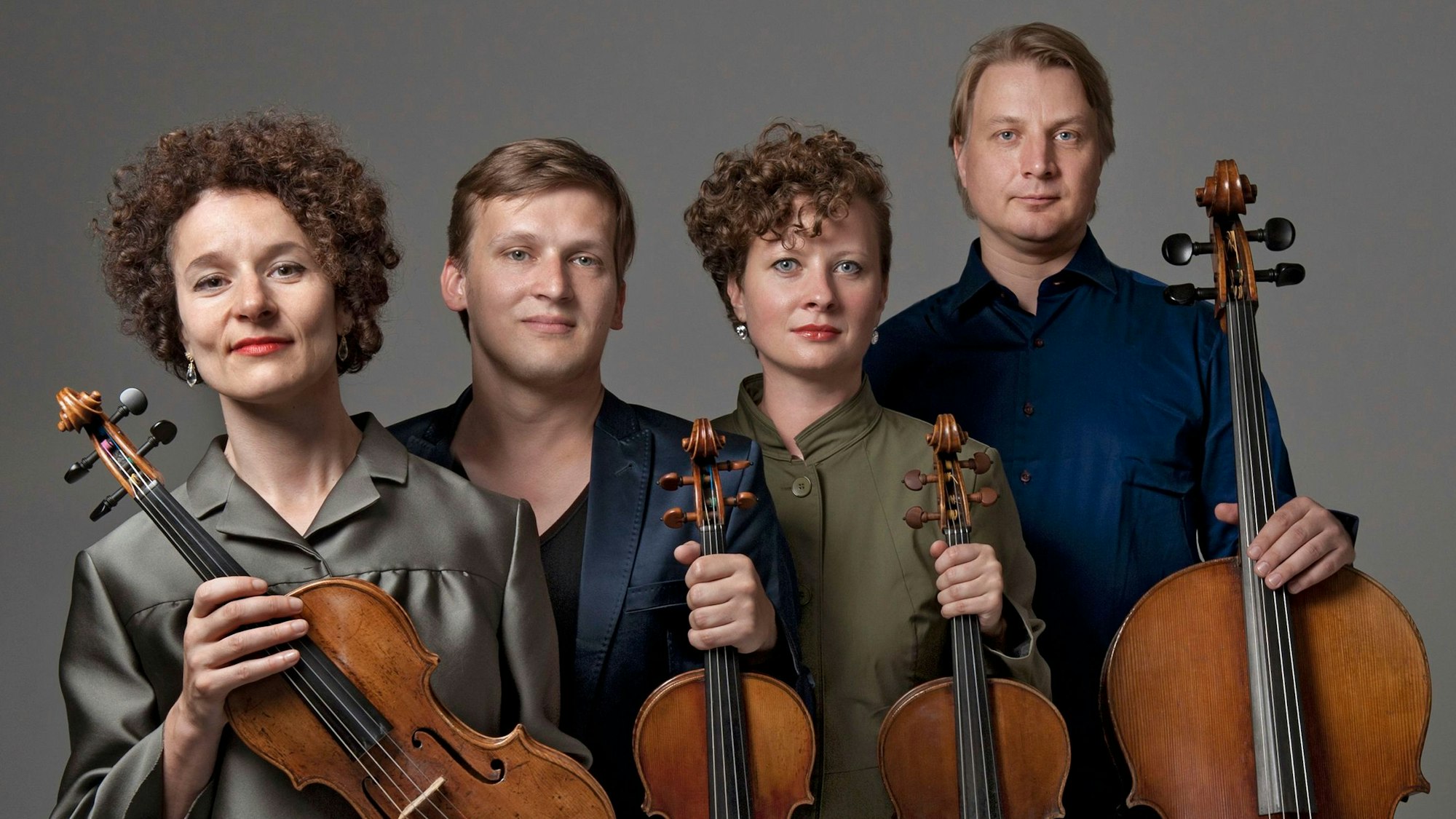 Zwei Frauen und zwei Männer mit ihren Streichinstrumenten.