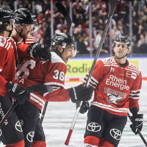 Spieler der Kölner Haie feiern ein Tor gegen die Bietigheim Steelers.