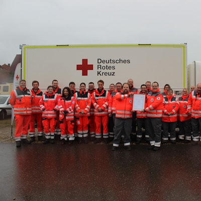 Neuer Strukturen, neue Köpfe beim DRK: Kreisbereitschaftsleiter Dirk Wolfrum übergibt die Ernennungsurkunde als Zugführer an Udo Kahlenborn.