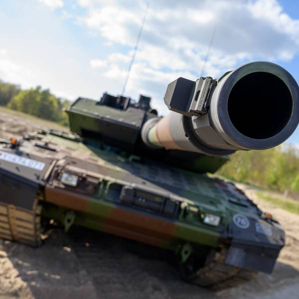 Ein Kampfpanzer der Bundeswehr vom Typ Leopard 2 A7V steht auf einem Übungsplatz.