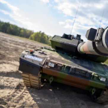 Ein Kampfpanzer der Bundeswehr vom Typ Leopard 2 A7V steht auf einem Übungsplatz.