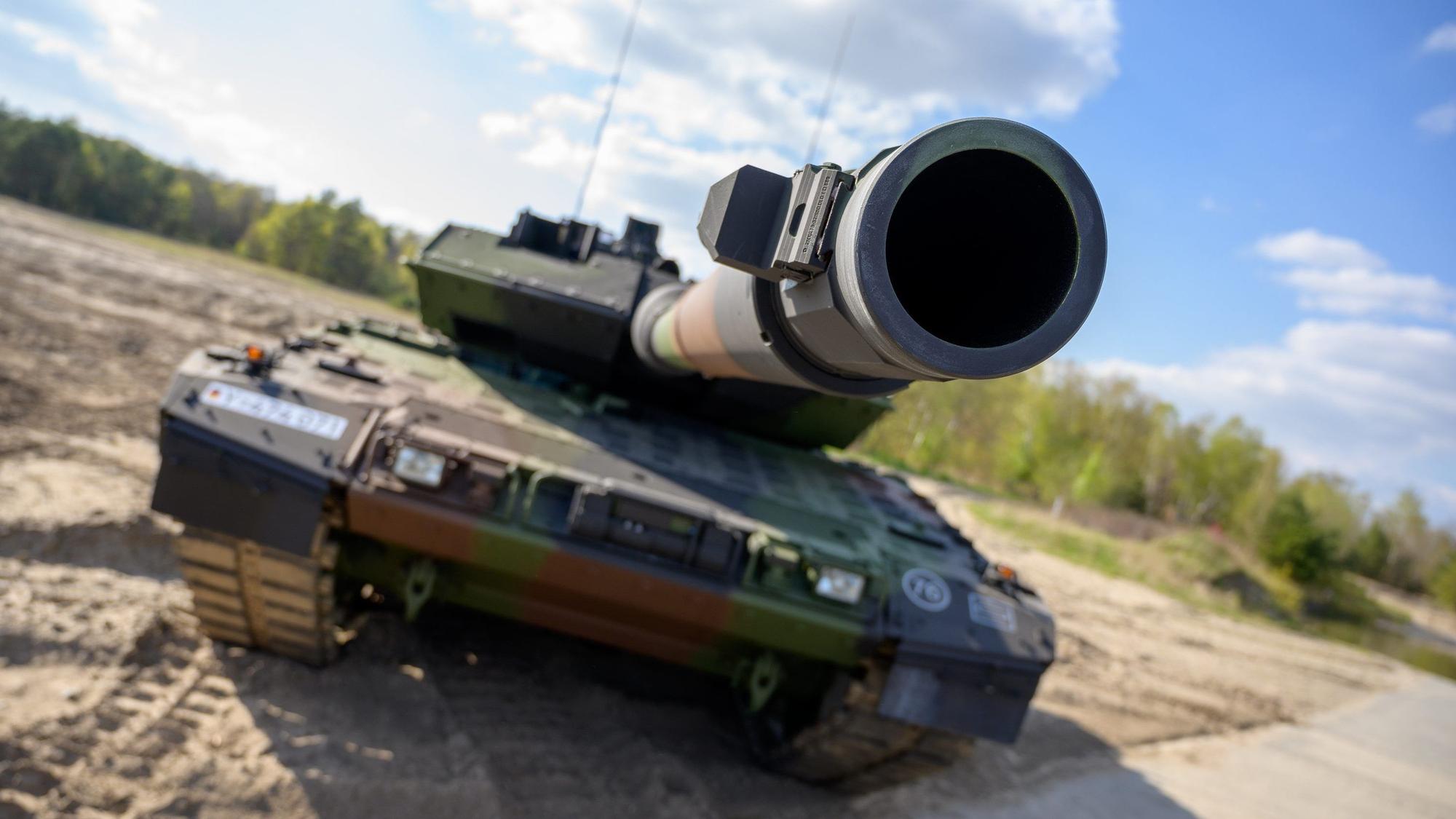 Ein Kampfpanzer der Bundeswehr vom Typ Leopard 2 A7V steht auf einem Übungsplatz.